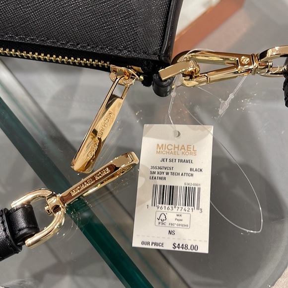 MICHAEL KORS
Jet Set Saffiano Leather Crossbody Bag with Case for Airpods Pro® - Picture 9 of 16